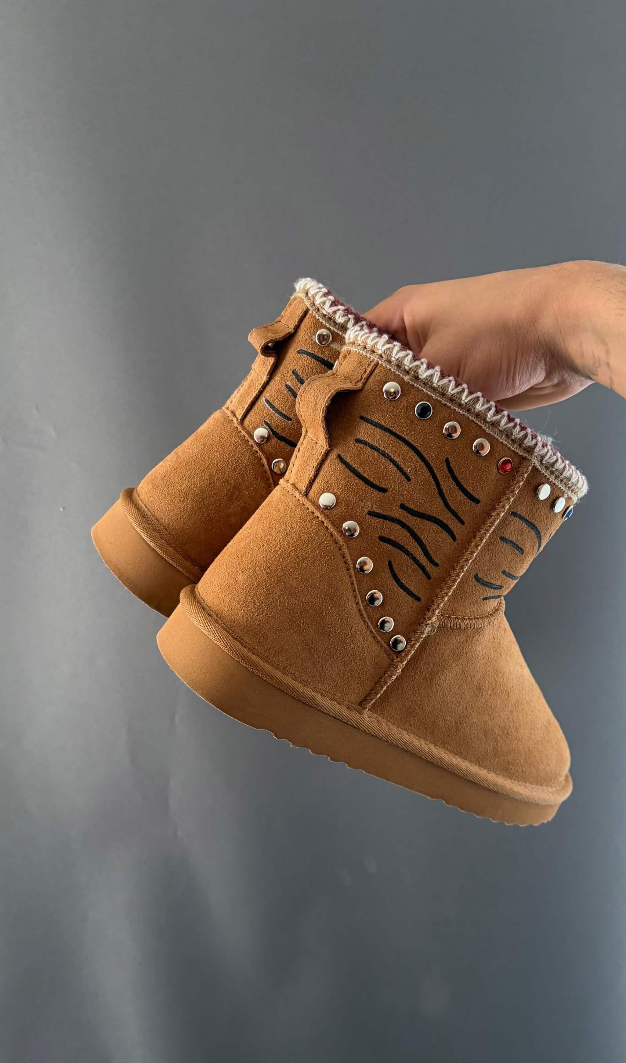 Braune RAKS Schuhe von hinten rechts
