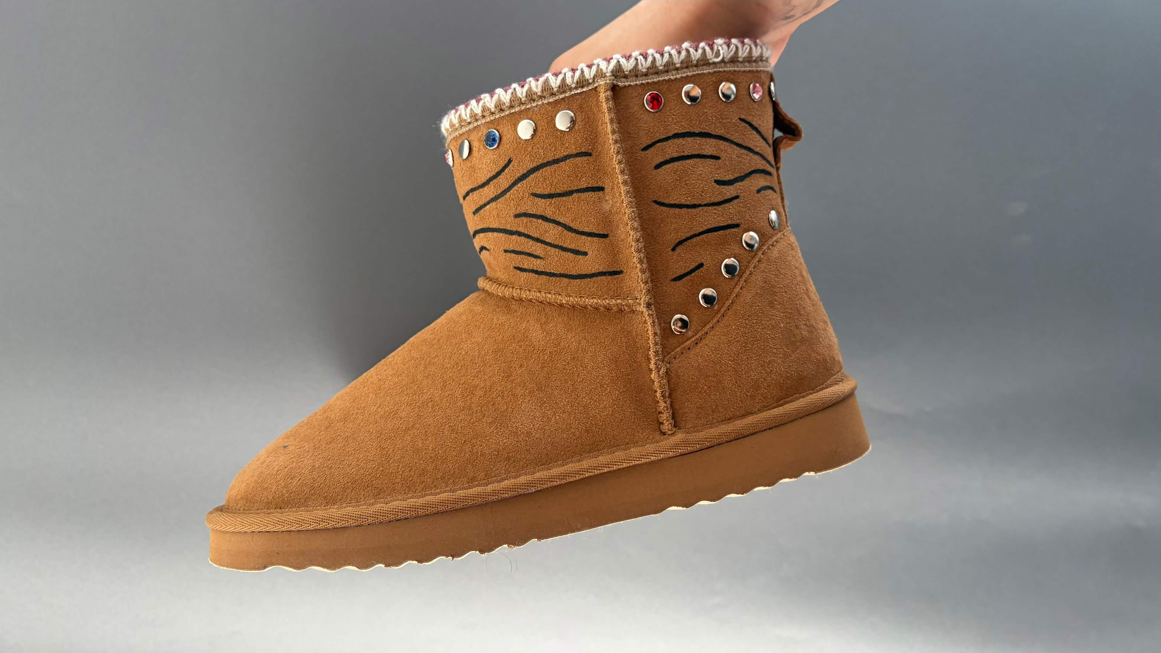 Brauner RAKS Schuh, zweite linke Ansicht