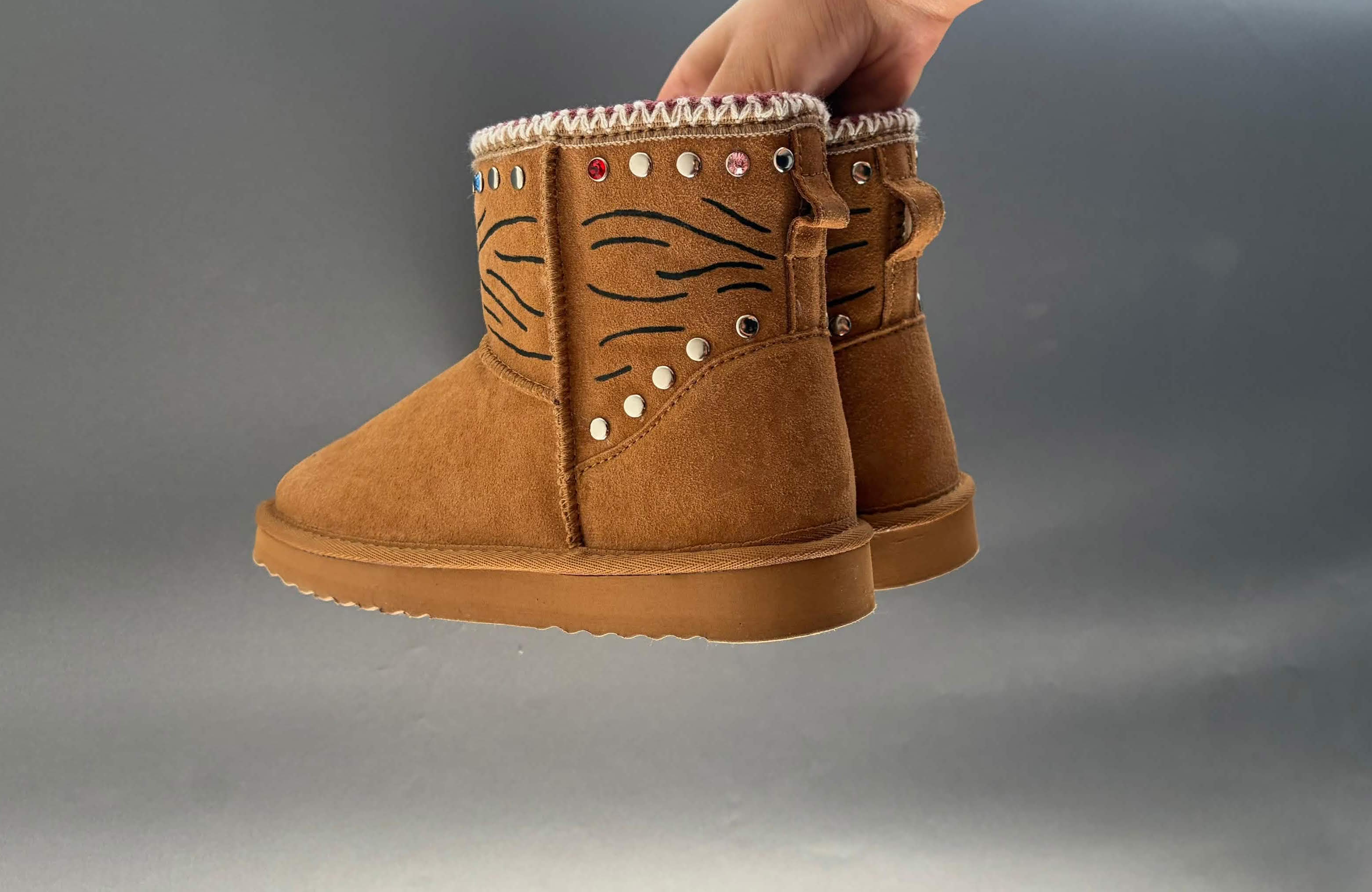 Braune RAKS Schuhe von links