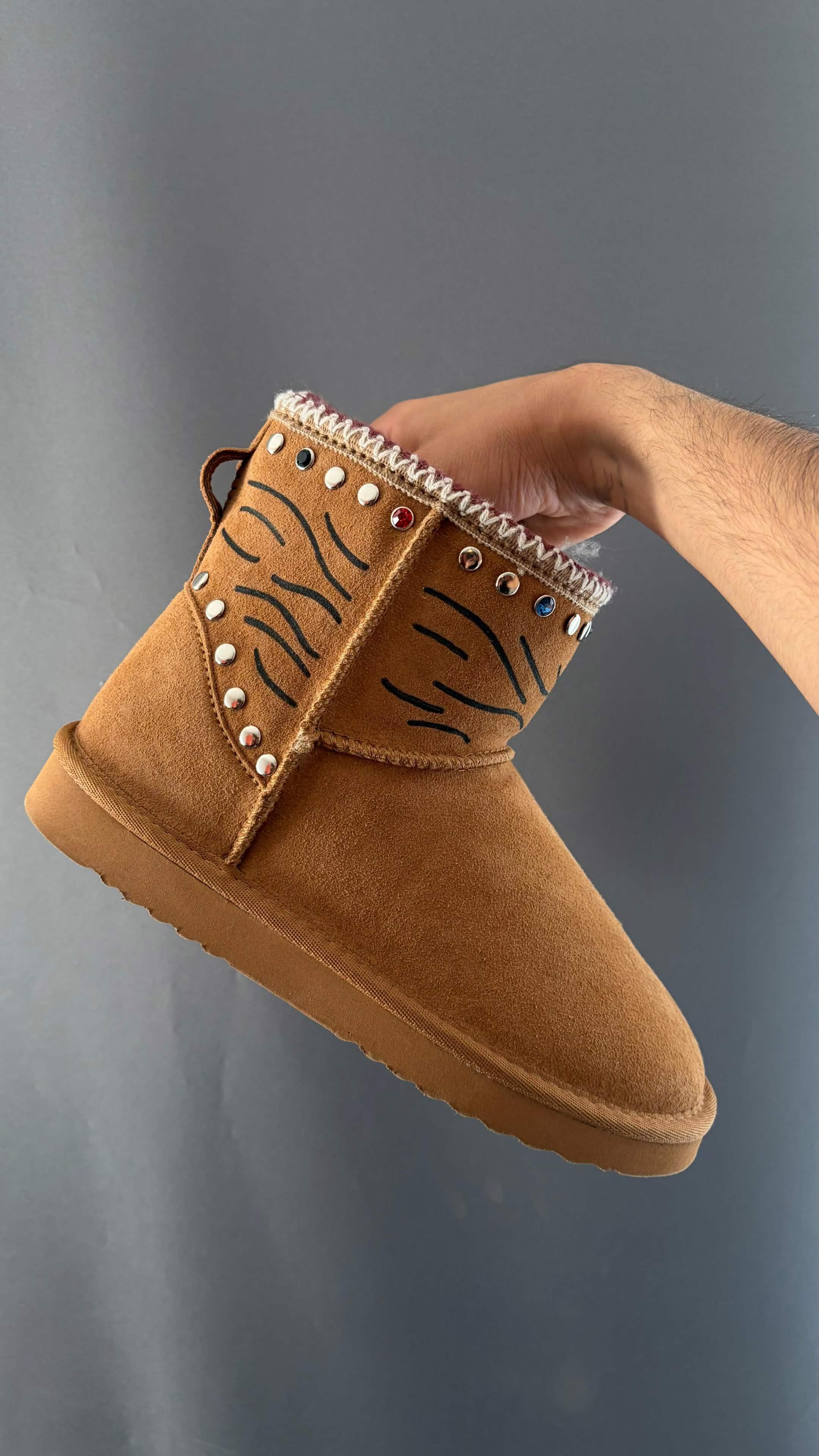 Brauner RAKS Schuh, zweite rechte Ansicht