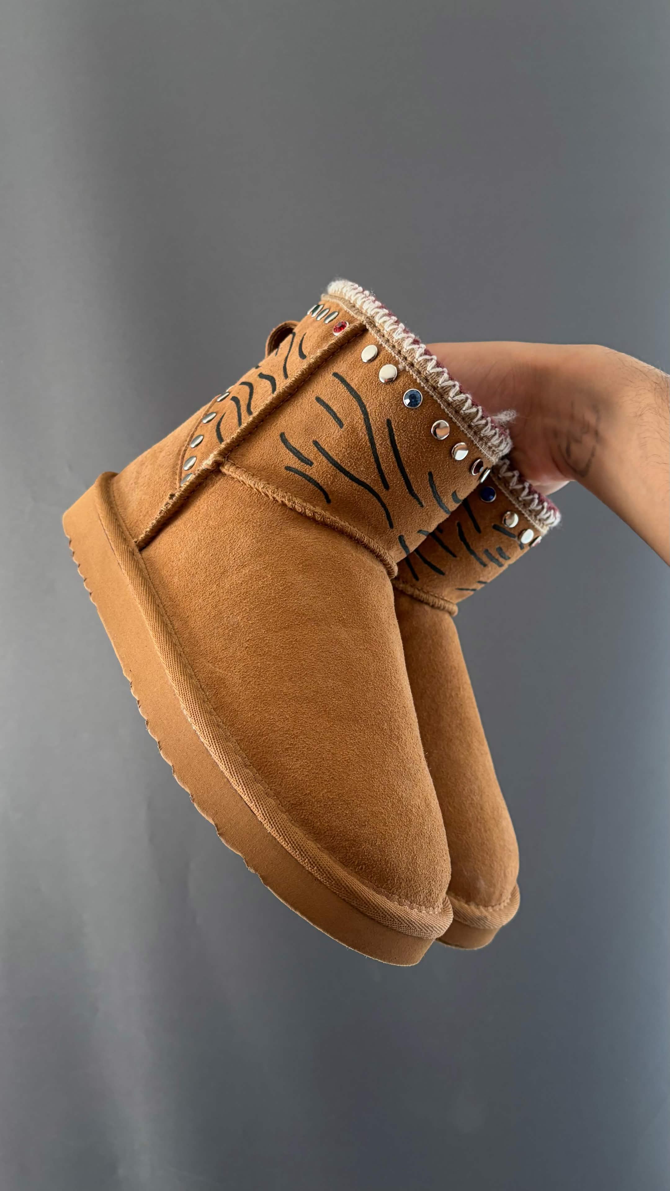 Braune RAKS Schuhe von rechts