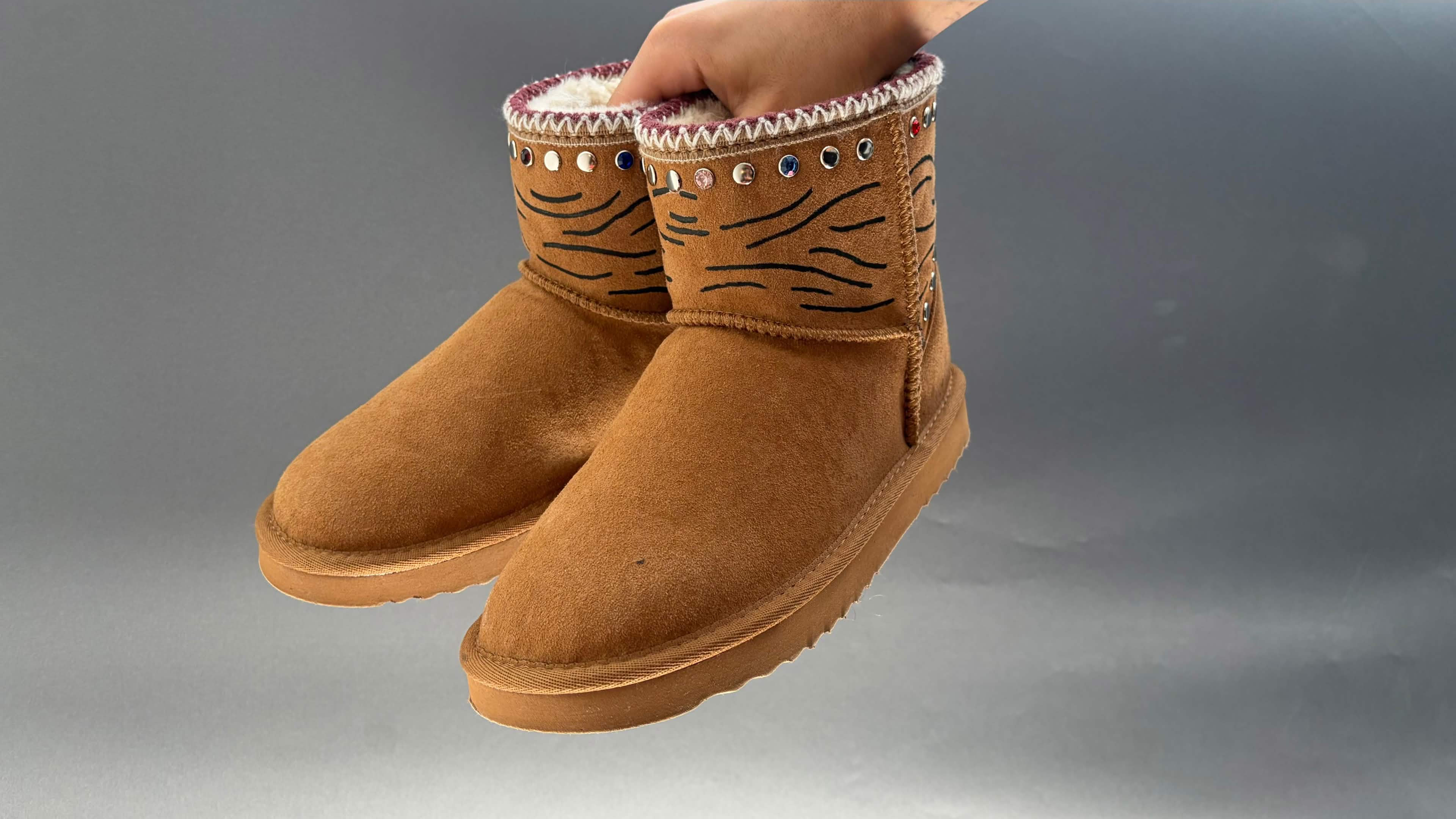 Braune RAKS Schuhe von vorne links