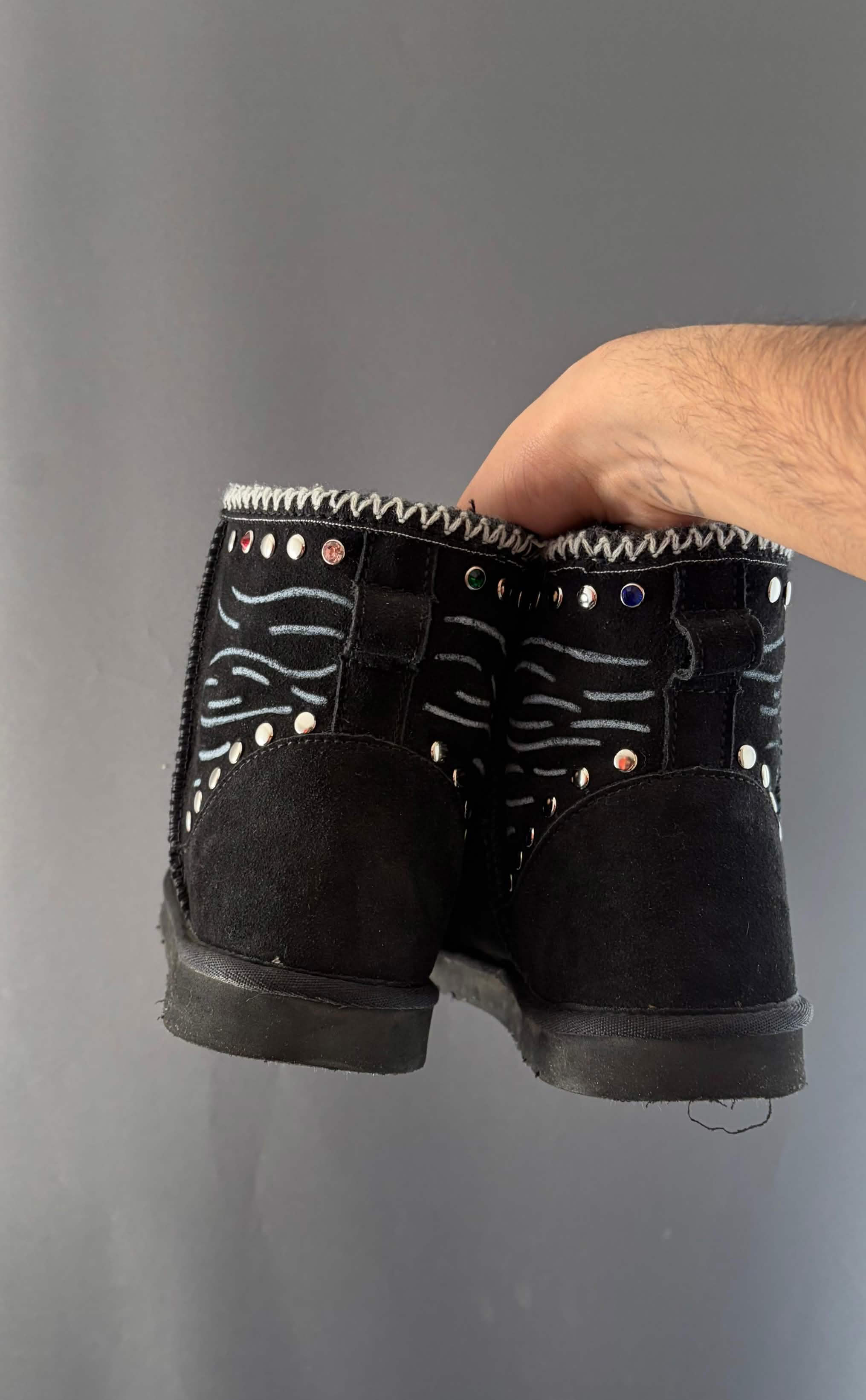 Schwarze RAKS Schuhe von hinten