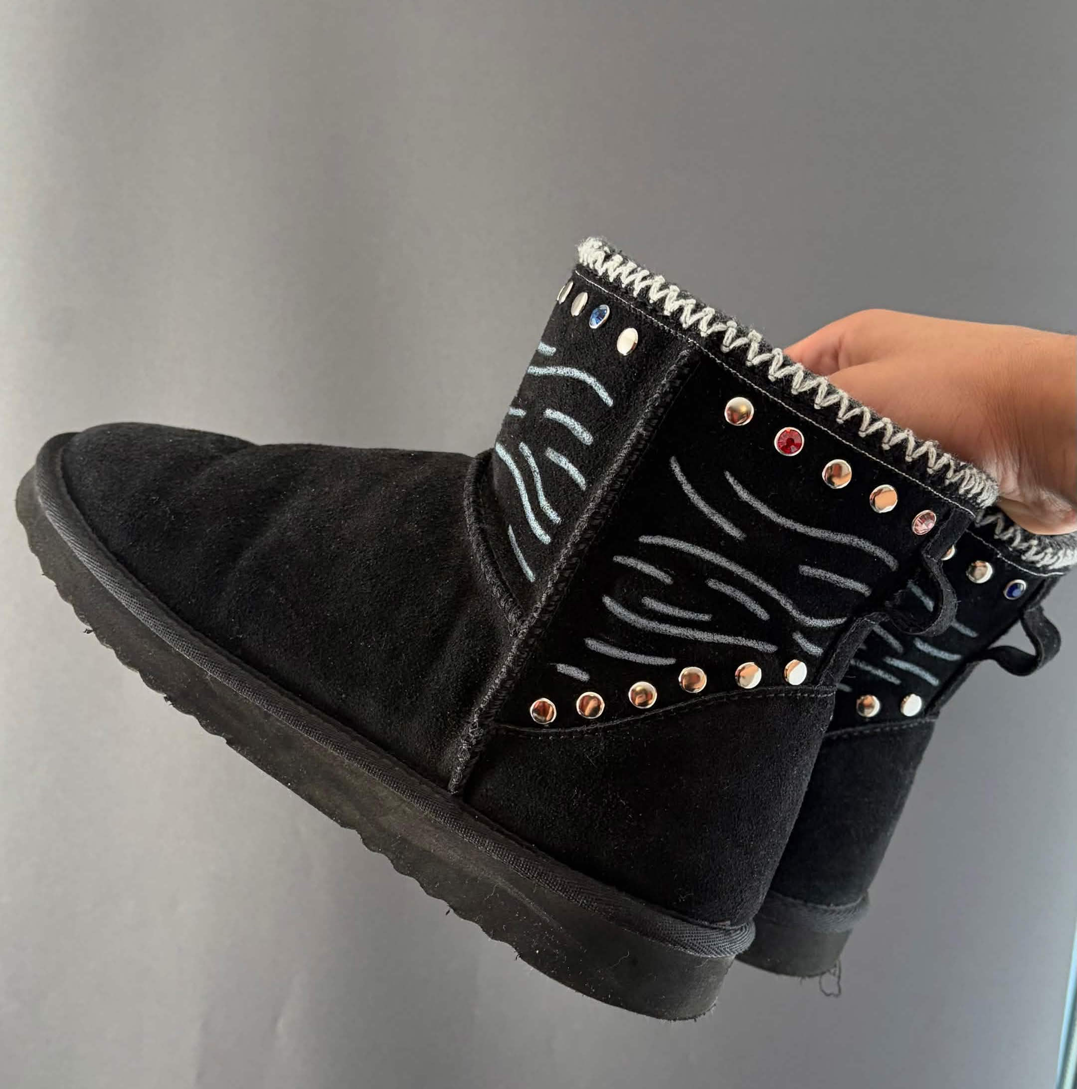 Schwarze RAKS Schuhe, linke Seitenansicht