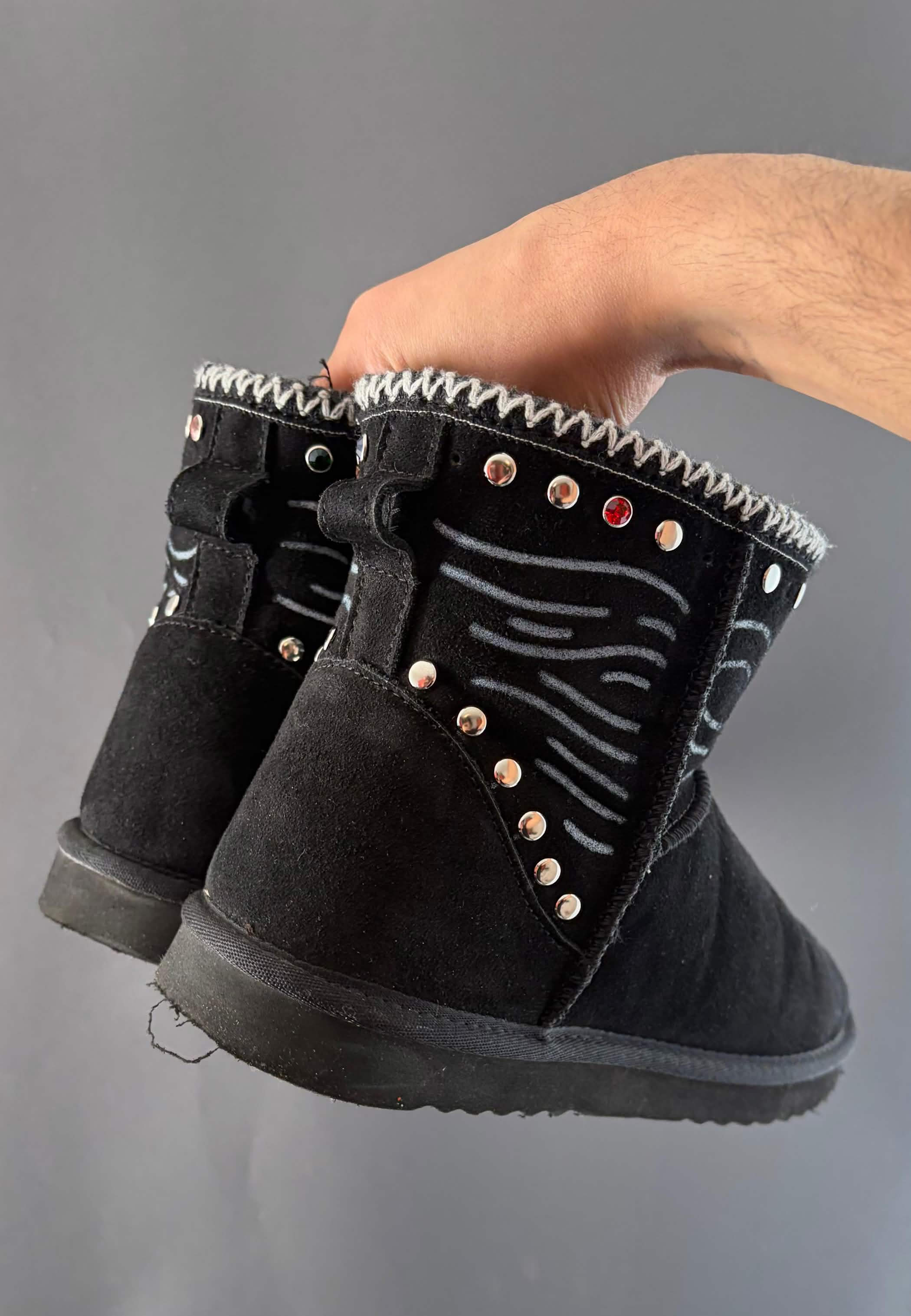 Schwarze RAKS Schuhe von rechts